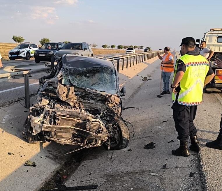 Konya'da kontrolden çıkan otomobil bariyerlere çarptı