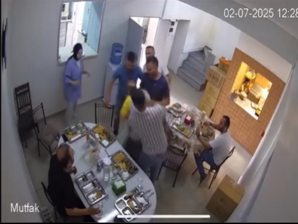 İş Yerinde Nefes Kesen Anlar! Heimlich Hayat Kurtardı