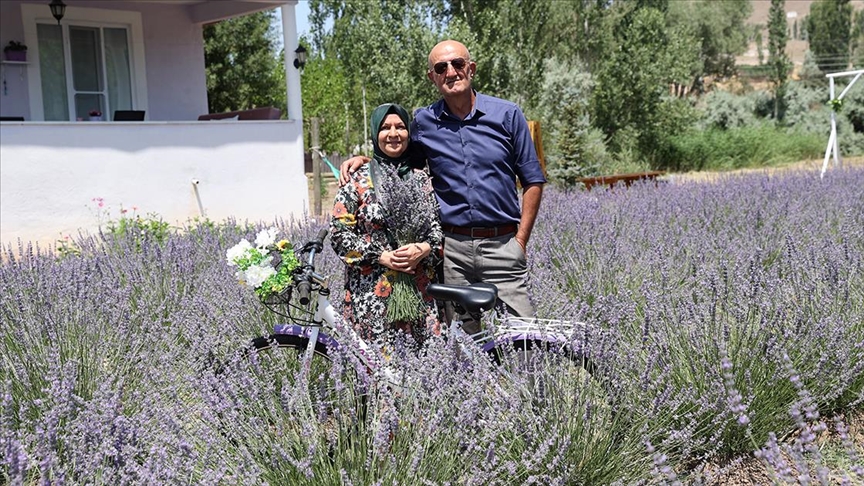 Eşi İçin Köye Taşındı, Lavanta Bahçesiyle Yeni Bir Hayat Kurdu