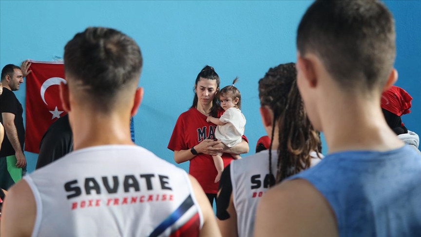 Kucağında Bebeğiyle Geleceğin Sporcularını Eğitiyor!