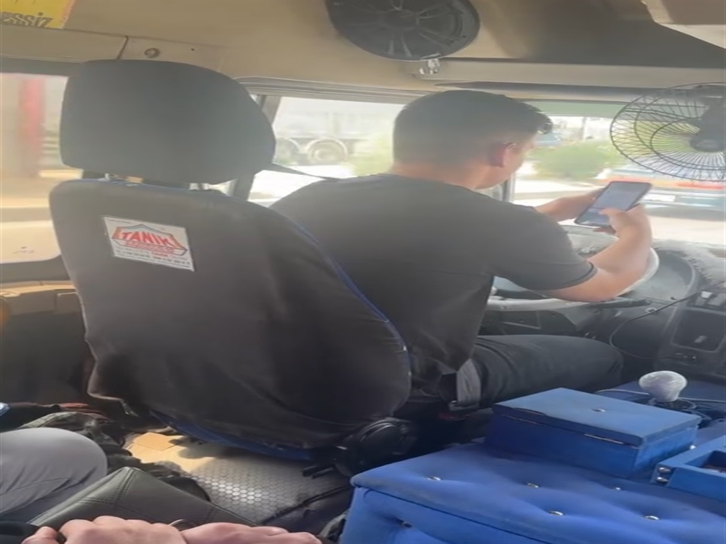 Direksiyon Başında Hem Sigara Hem Telefon! Yolcuları Tehlikeye Atma Anları Kamerada