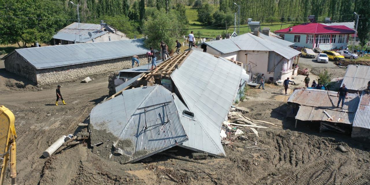 Kars'ta sel ve heyelan: Evler ve ahırlar yıkıldı