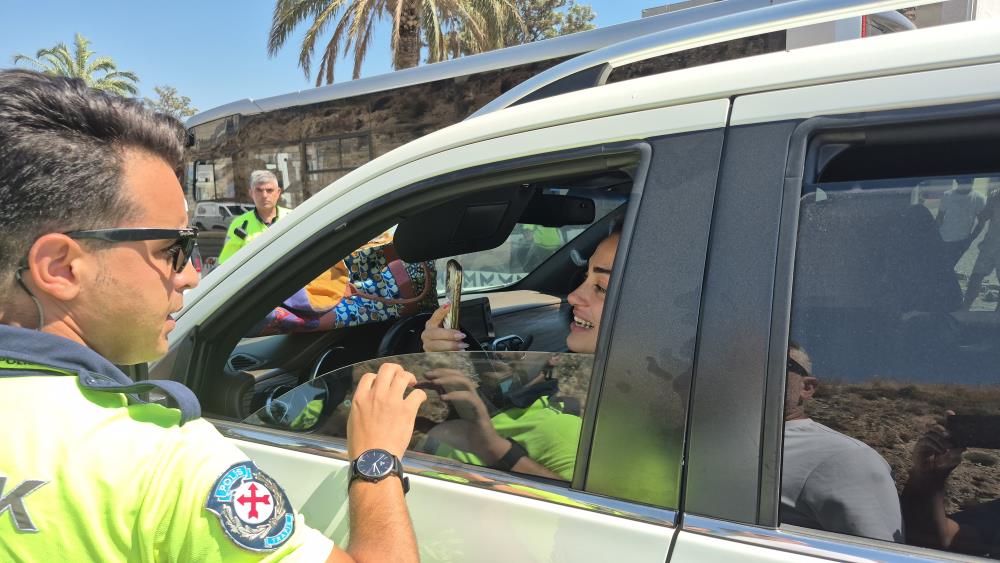 İbrahim Tatlıses'in kızı polisin üzerine araba sürdü!