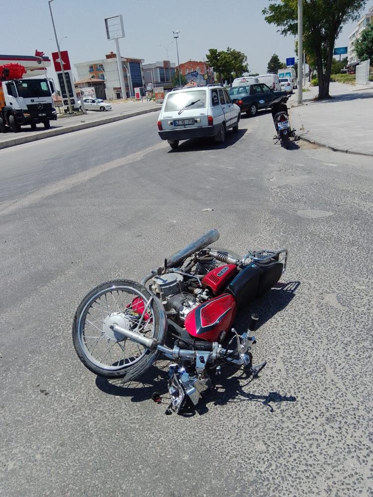 Motosiklet ile kamyonet çarpıştı