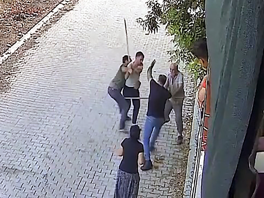 Miras Kavgasında Oğullarını Vurup Yerde Tekmeledi!