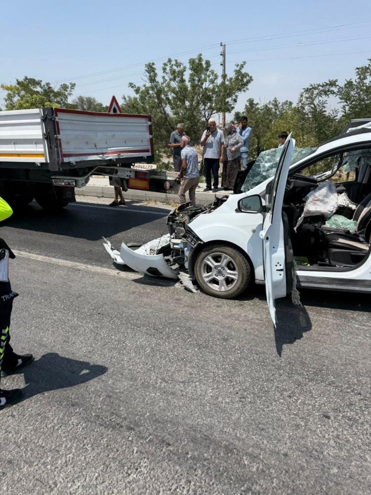 Tıra Arkadan Çarptı, Otomobil Sürücüsü Can Pazarı Yaşadı