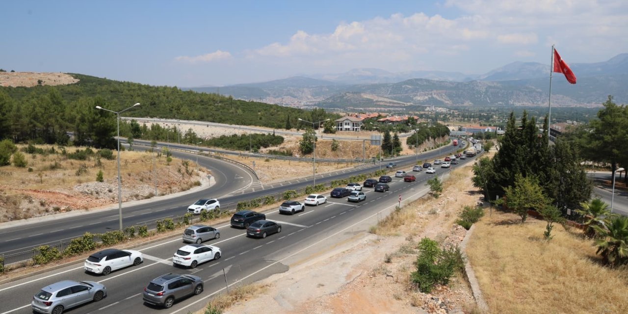 Tatilciler 2 kilometrelik araç kuyruğu oluşturdu