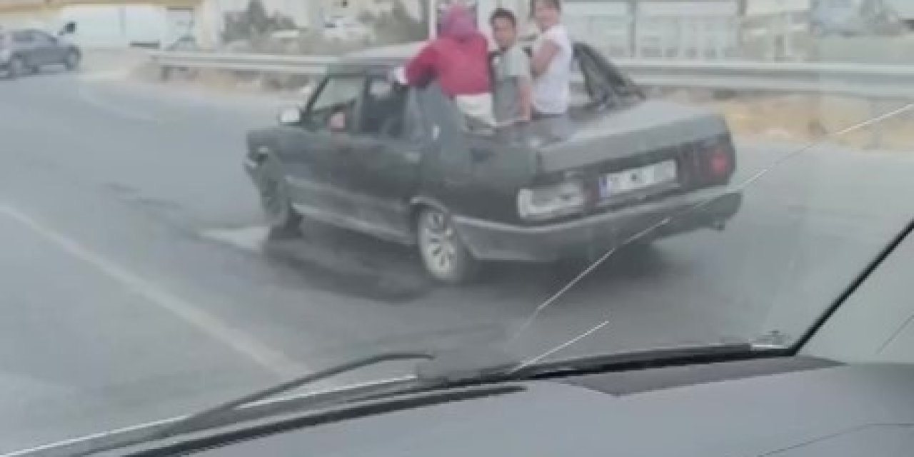 Çocukların, arka camı olmayan TOFAŞ'tan dışarı çıkarak yaptıkları ölümüne yolculuk kamerada