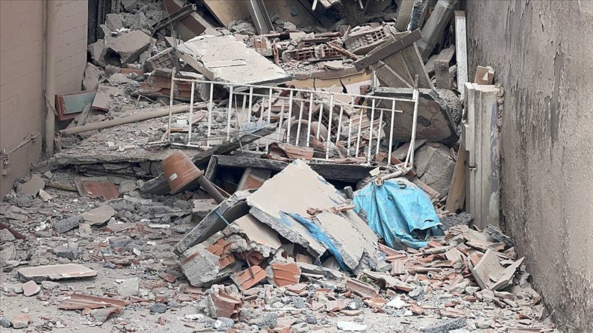Kentsel dönüşüm için boşaltılan apartman yıkım sırasında çöktü