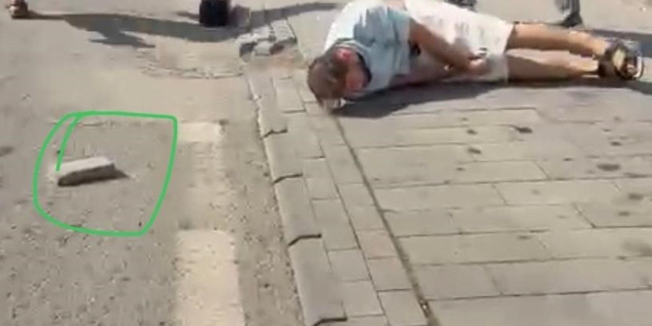 Kavga ettikleri şahsı taşla bayılttılar... Sokak ortasındaki kavga kamerada