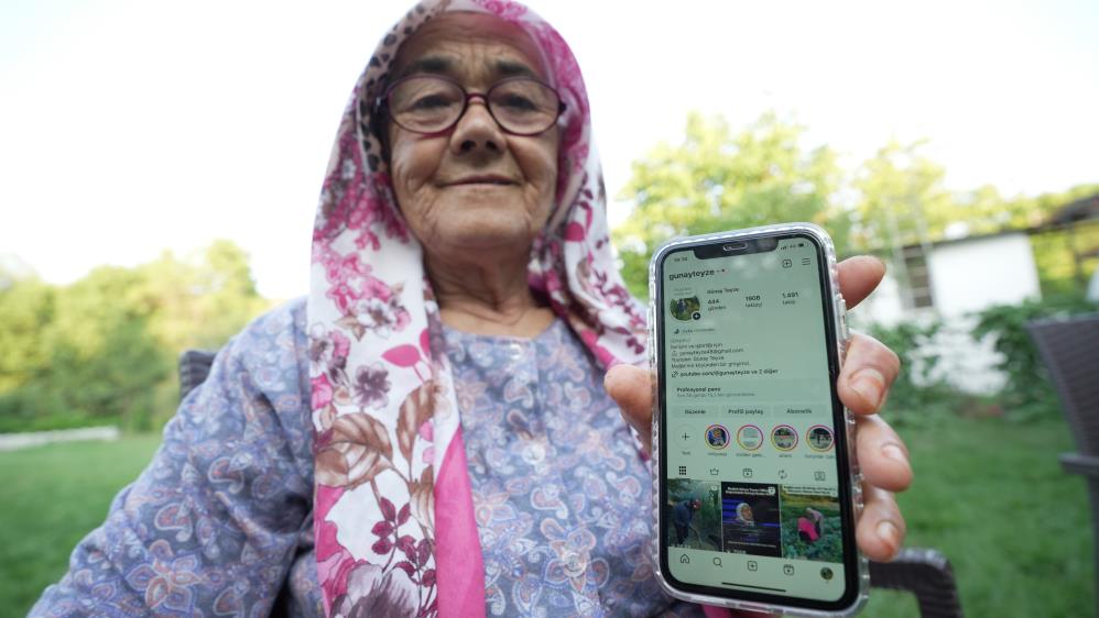 74 Yaşında Sosyal Medyayı Salladı!