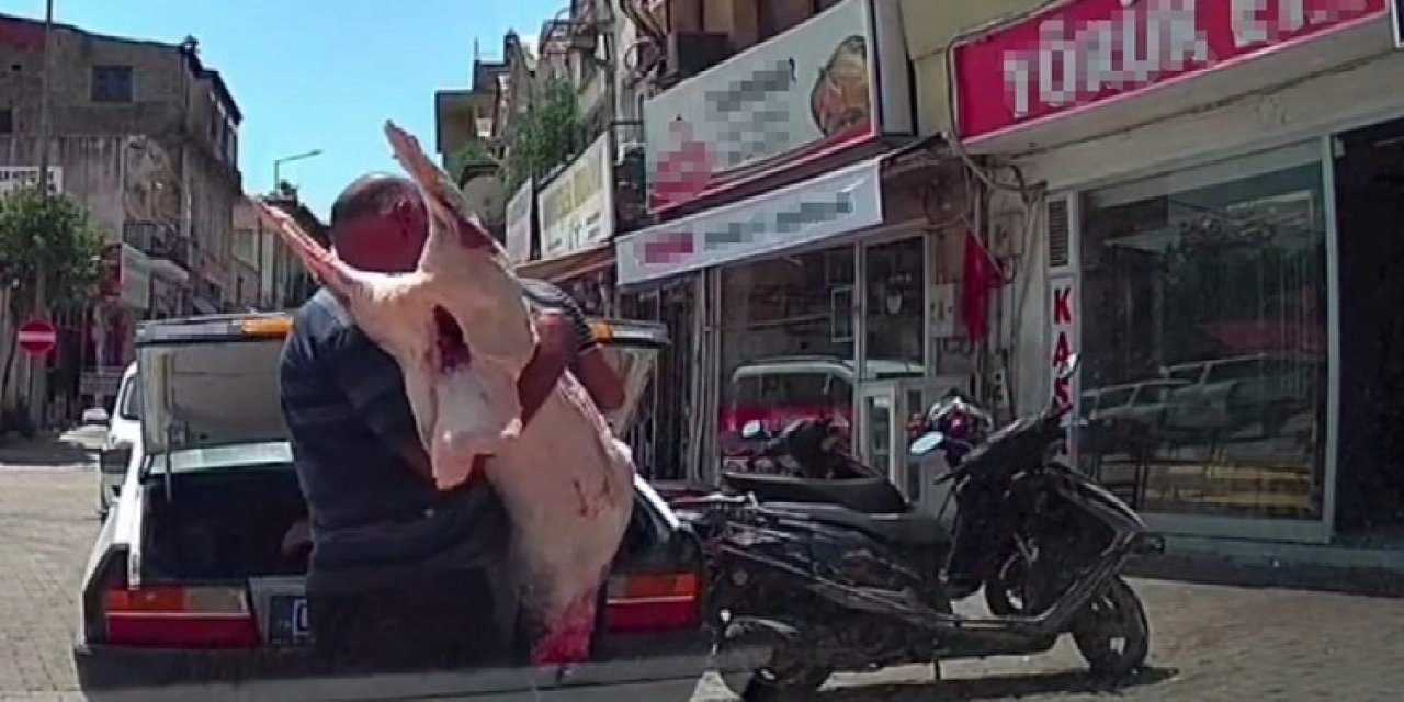 Otomobil bagajında et taşıdılar! Görüntüler hijyen nerede dedirtti!