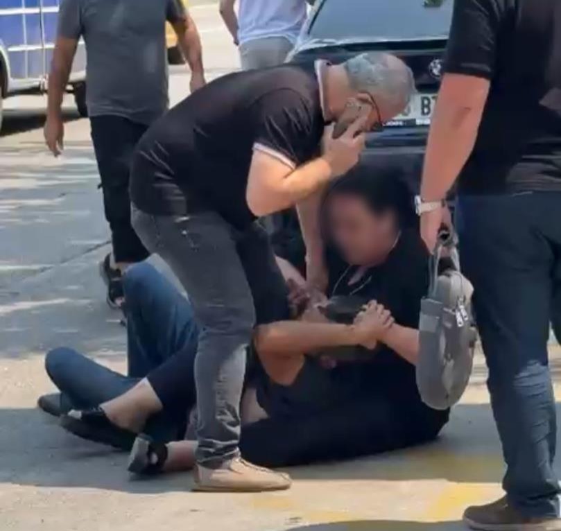 Eski kocasını caddede yere yatırarak dövdü!