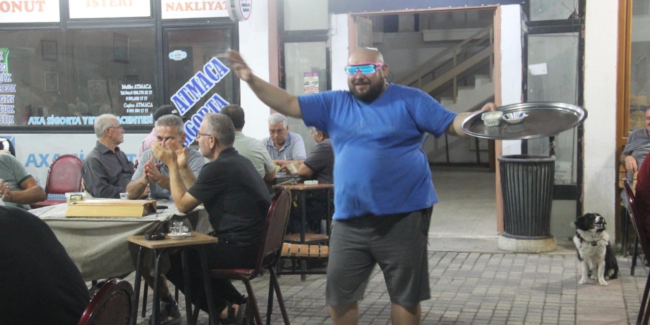 Kahvehanenin neşeli garsonu dansıyla şaşırtıyor!