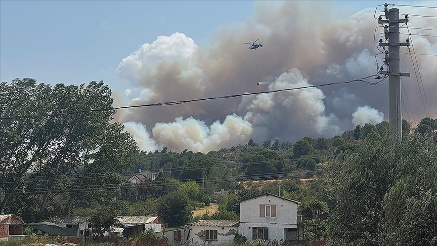 Çanakkale'de ormana sıçrayan yangına müdahale ediliyor