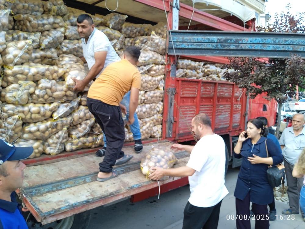 20 ton patatesi vatandaşa dağıttı