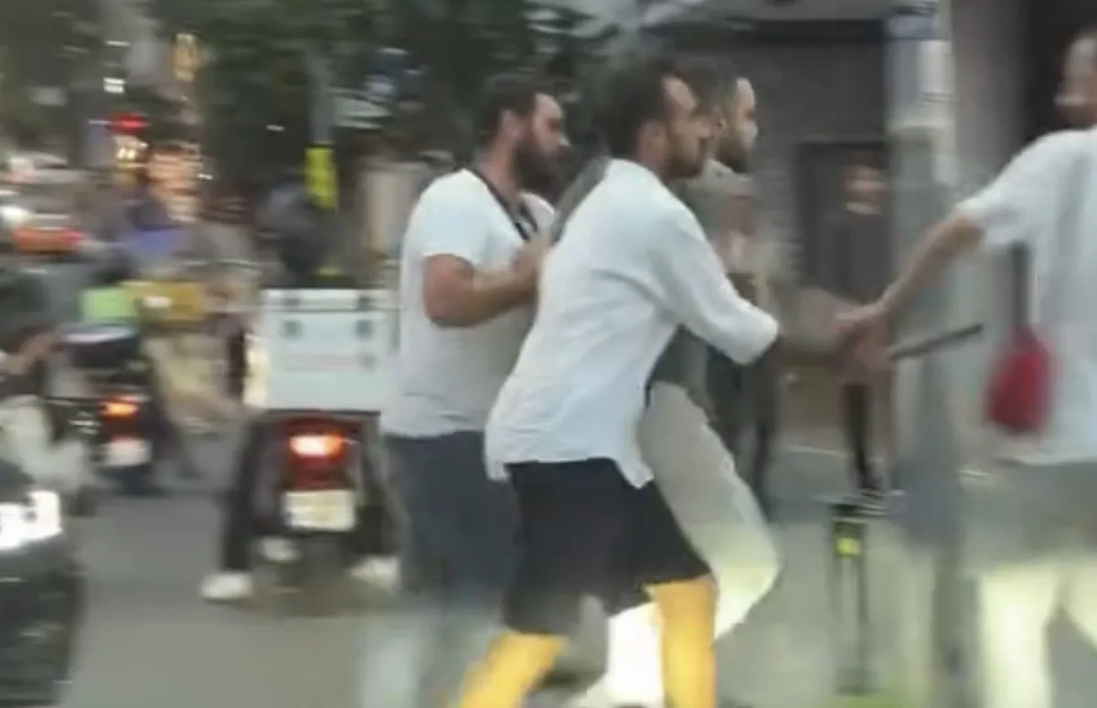 Trafikte dehşet anları! Sopayla kadının üzerine yürüdü!