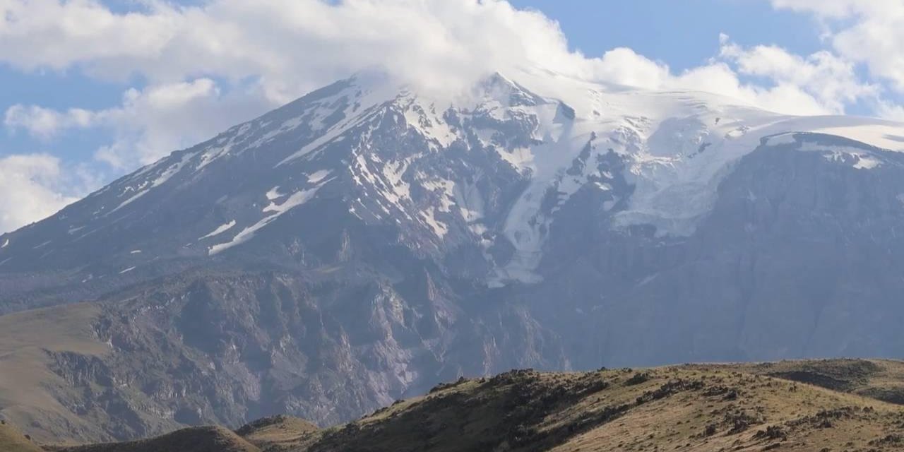 Ağrı Dağı'nın zirvesindeki takke buzulu eriyor