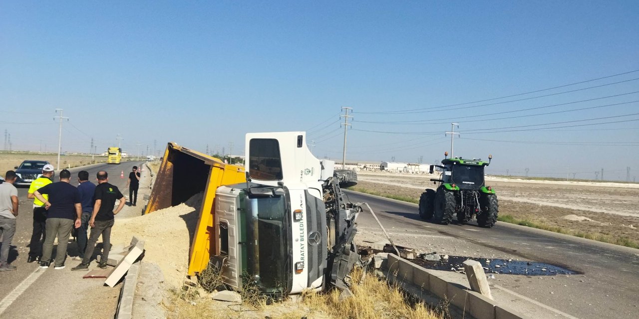 Kum yüklü kamyon refüje devrildi: 1 yaralı