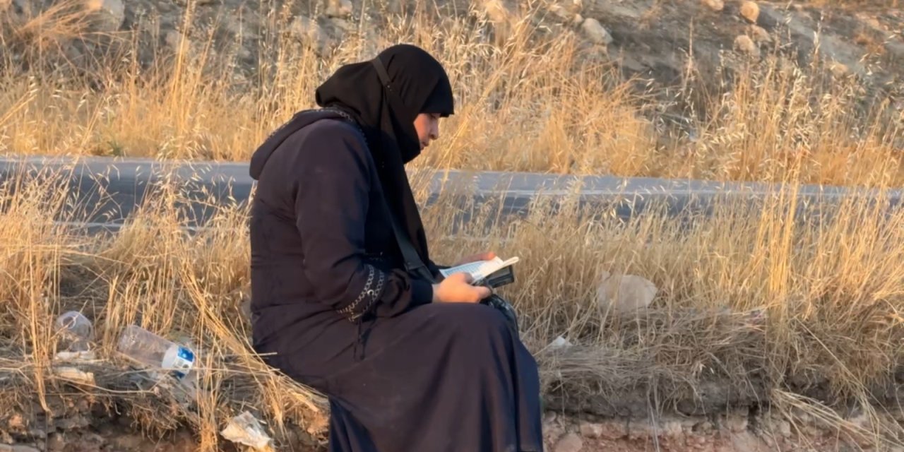 Ters dönen araçtan çıkan kadın oturup Kuran'ı Kerim okudu