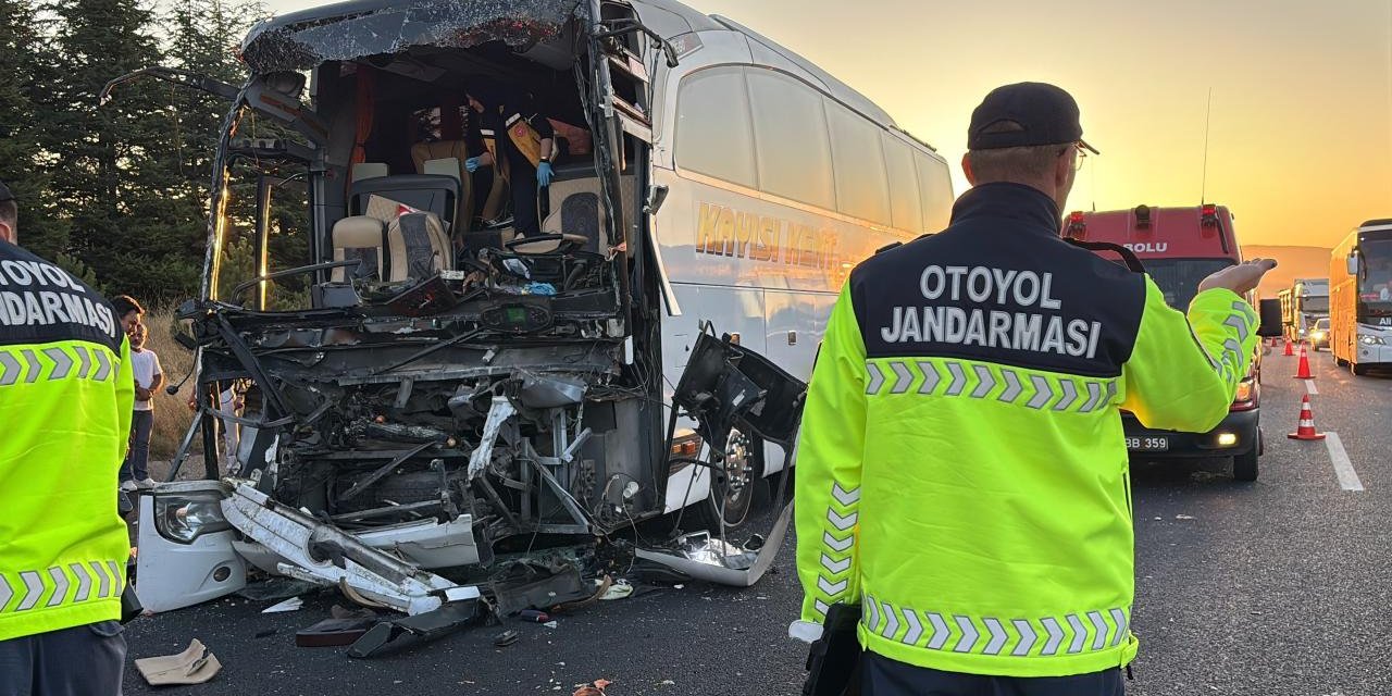 Anadolu Otoyolu'nda otobüs kamyona çarptı: 1 ölü, 10 yaralı