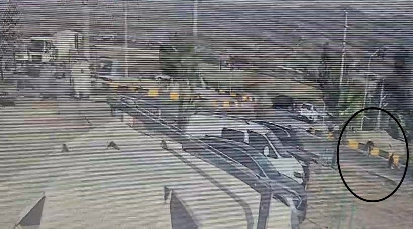 Motosikletin çarptığı yaya metrelerce havaya uçtu