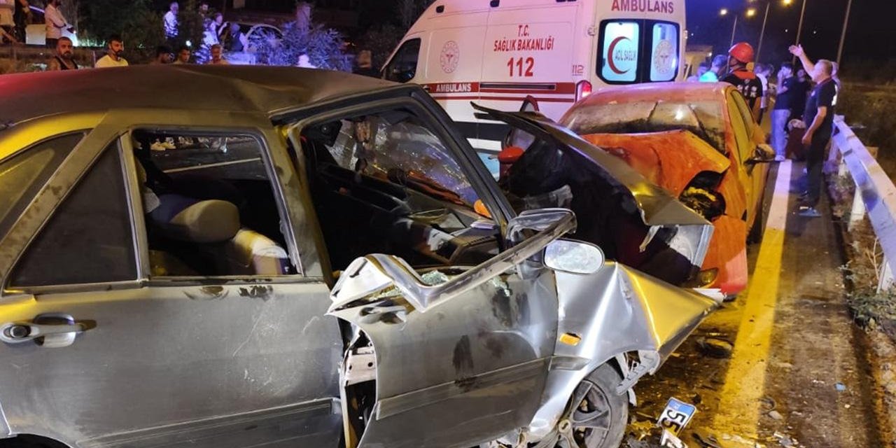 İki araç kafa kafaya çarpıştı: 8 yaralı