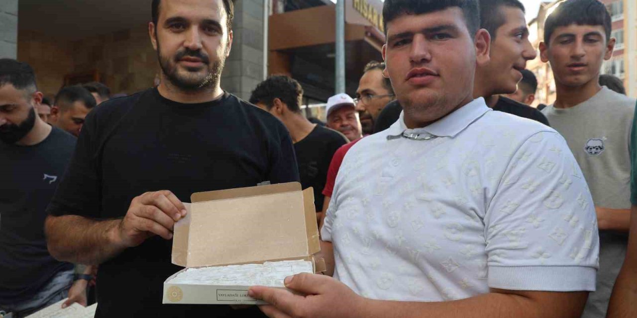 Ödül için 3 dakikada 1 kilo lokum yedi!