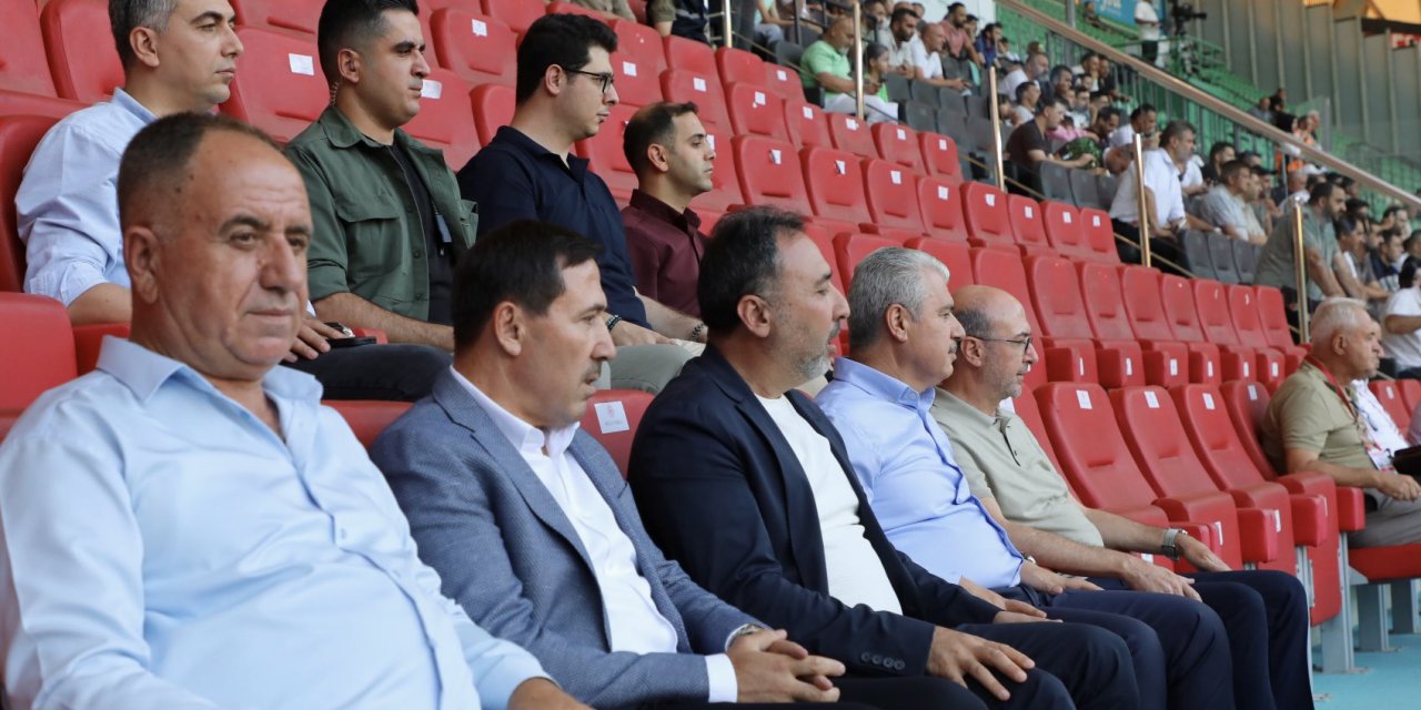 Vali Akın Konyaspor'u yalnız bırakmadı