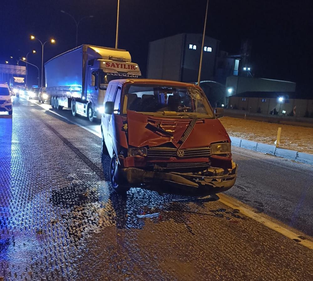 Konya'da Korkutan Kaza: Kamyonet Tıra Uçtu!
