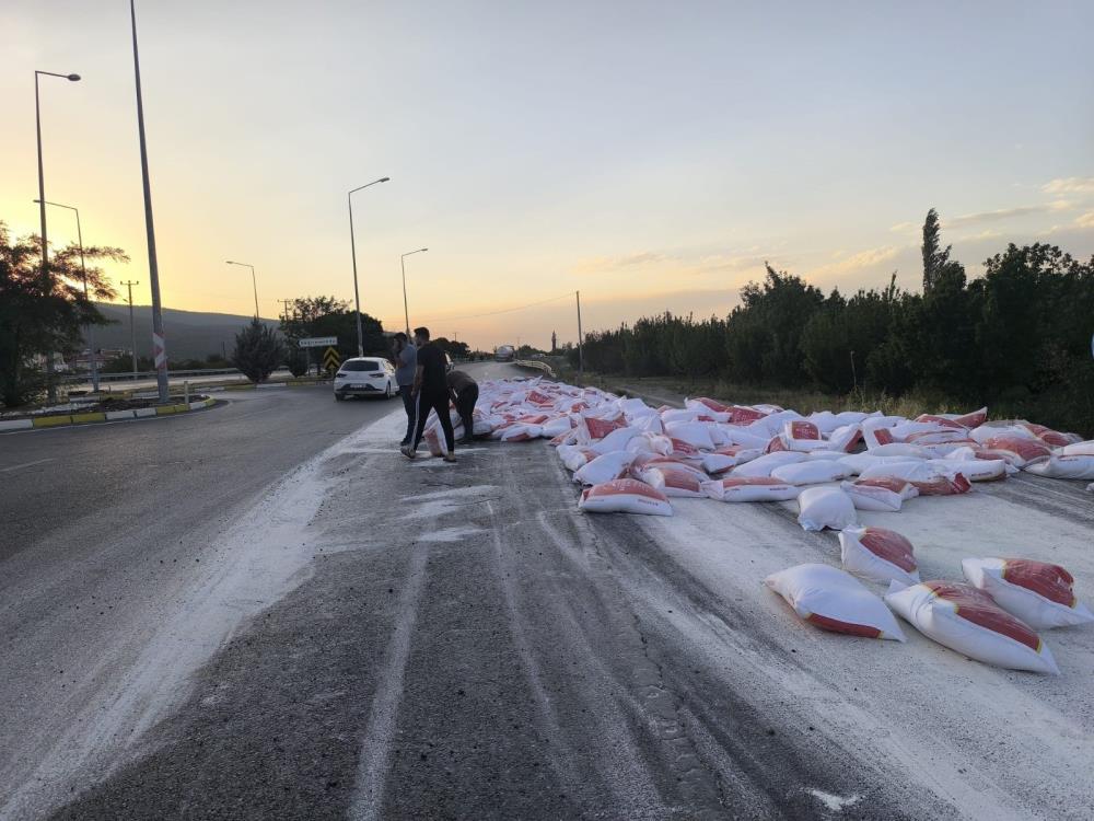 Konya'da Unlu Kaza! Patlayan Lastik Yolu 'Beyaza' Boyadı