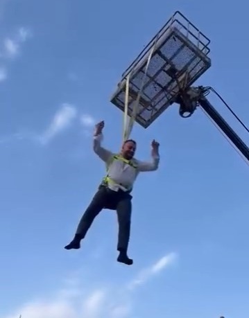 Damadı vince taktılar, altında göbek attılar!