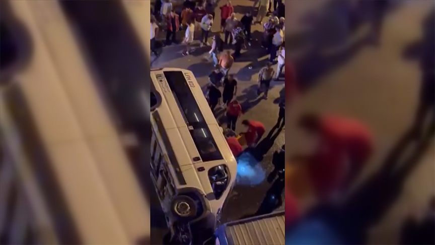Servis minibüsü ile otomobilin çarpıştığı kazada 10 kişi yaralandı