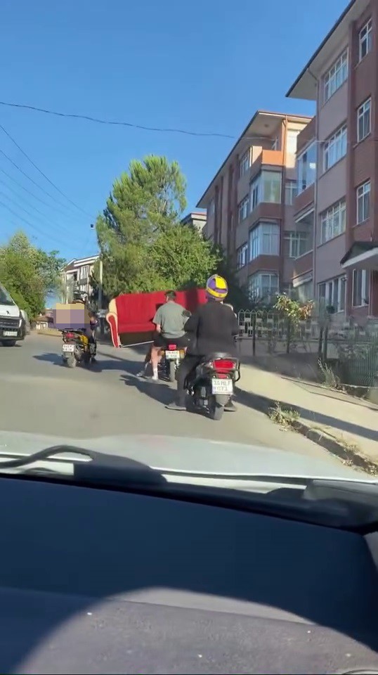 Pes dedirten yolculuk! Motosikletle koca kanepeyi taşıdılar