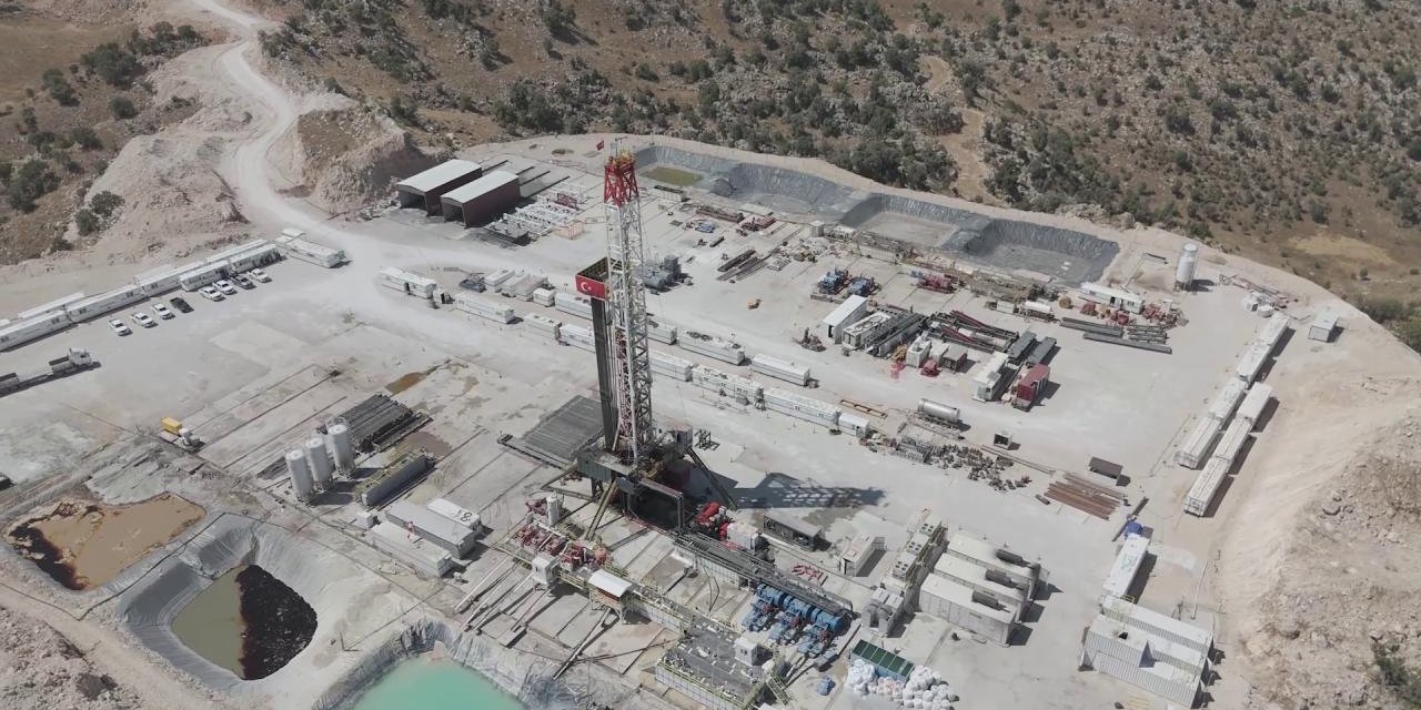 İki yerli petrol sondaj kulesi göreve başladı