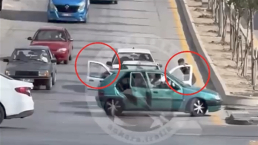 Aracın önünü kesip sürücüsünü darp ettiler!