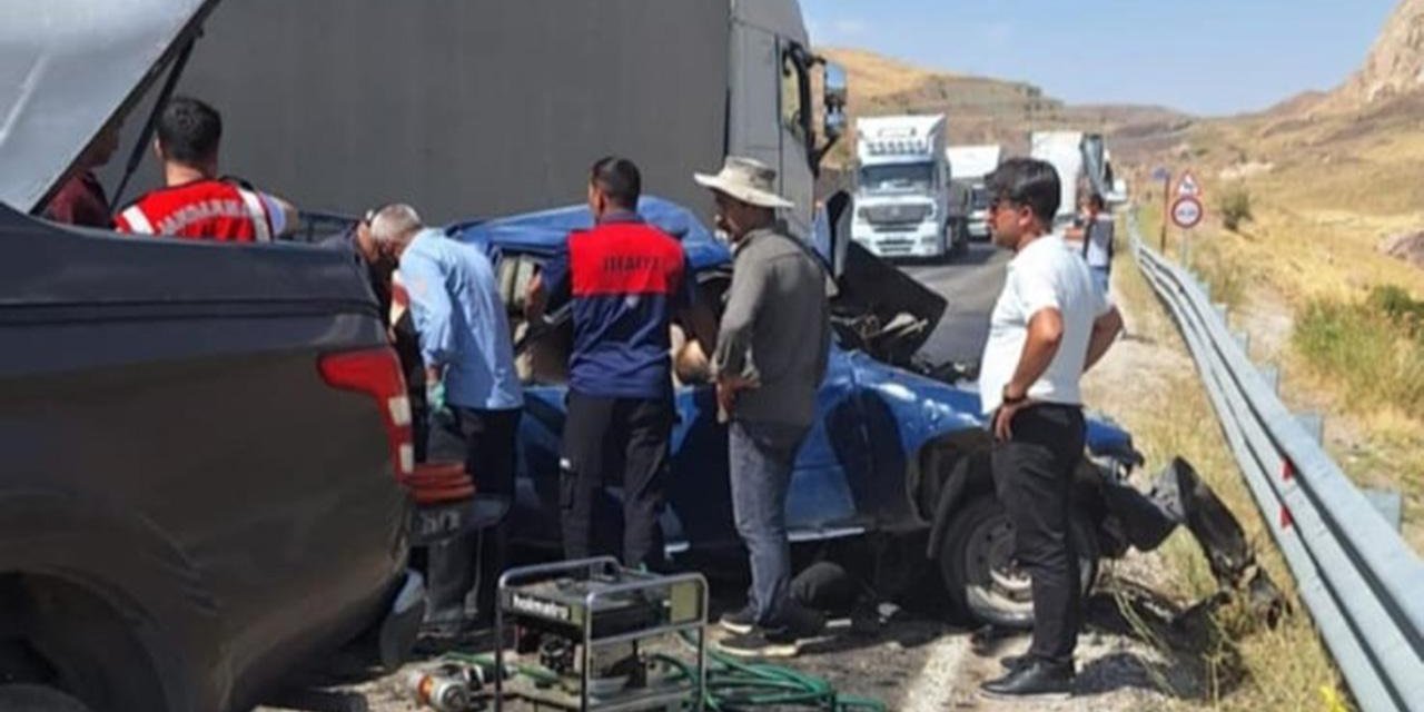 Tır ile pikap çarpıştı: 3 ölü, 2 yaralı
