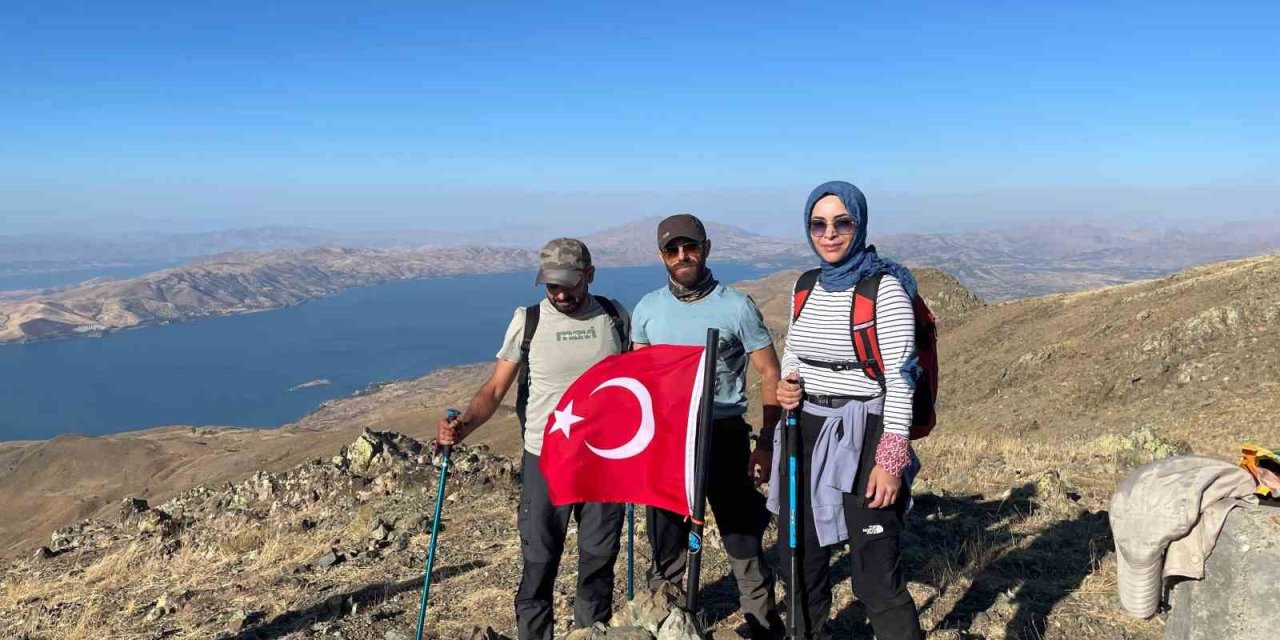 Türk Bayrağı Hazarbaba Dağı zirvesinde dalgalandı
