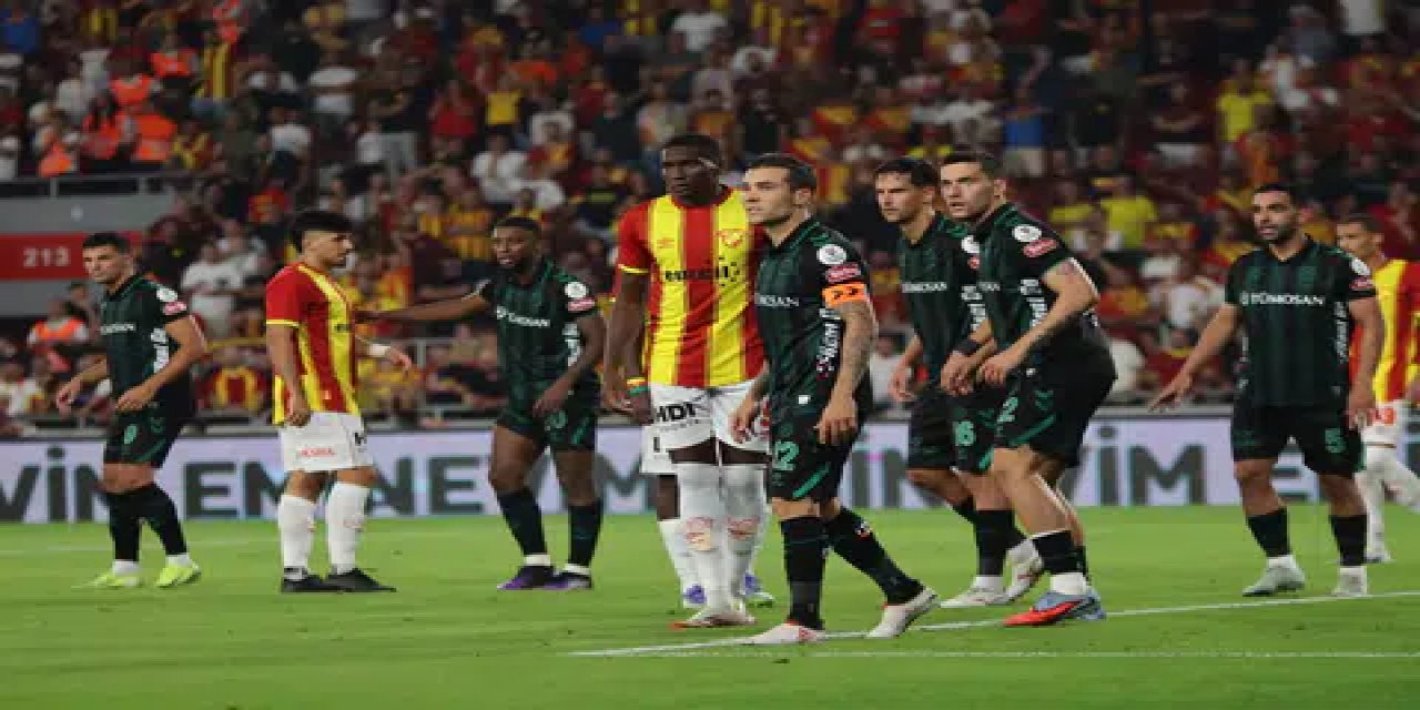 Çift Başlı Kartal Yüksekte Uçuyor