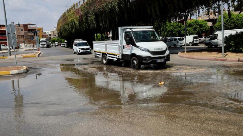 Su borusu patlayınca cadde göle döndü