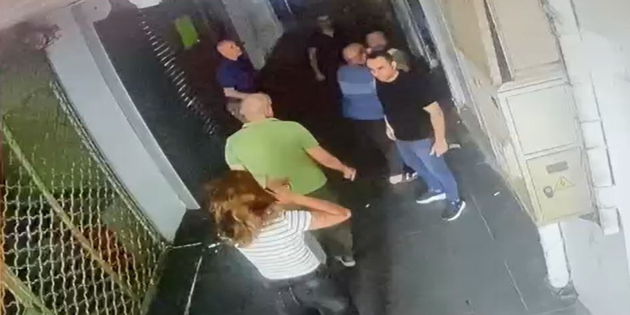 2 Erkek, Kadını Dükkanın Önünde Darbetti! O Anlar Kamerada