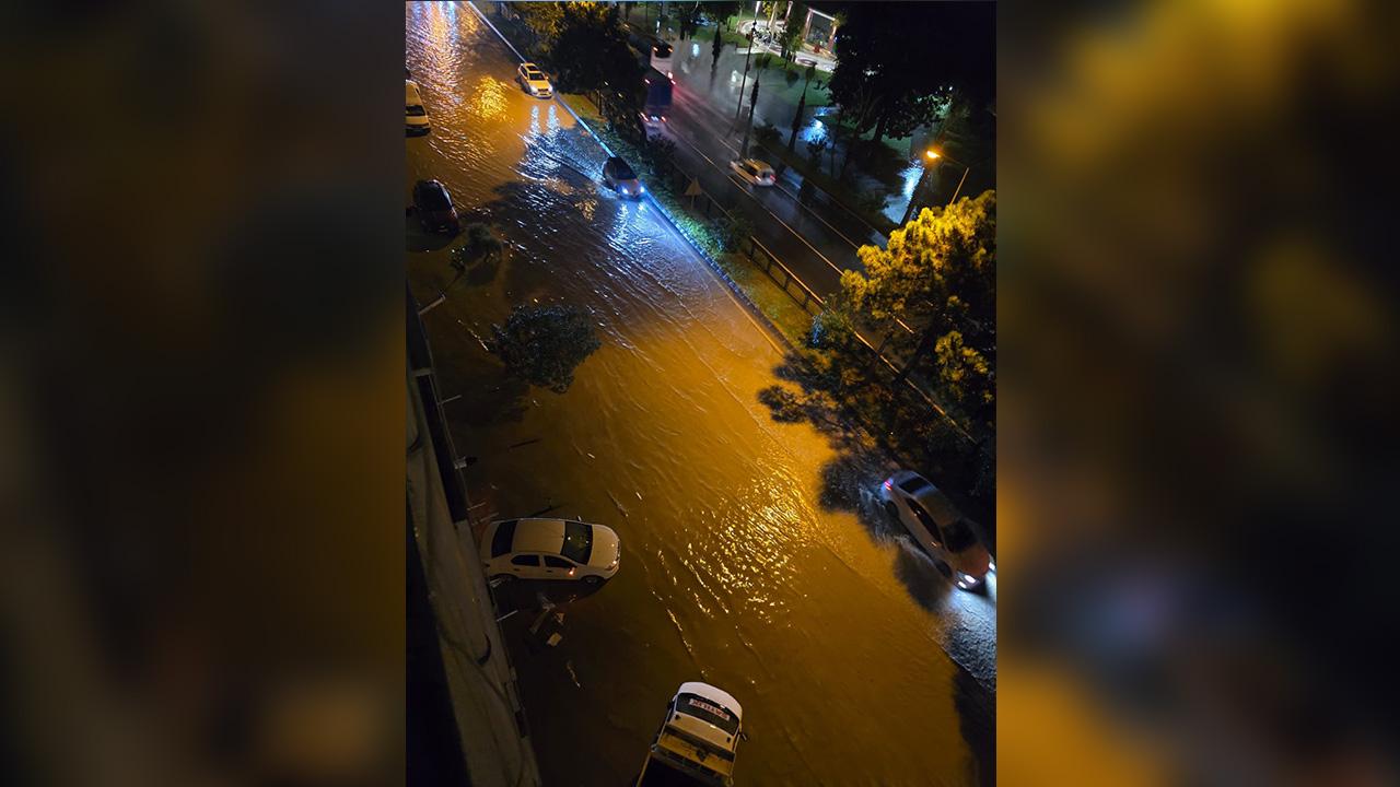 Sağanak sonrası cadde ve sokaklar göle döndü