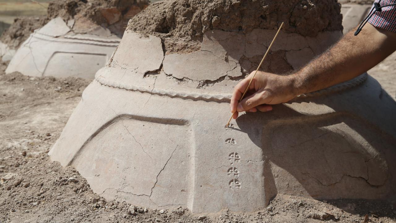 Çivi yazılı 76 küp ortaya çıkarıldı