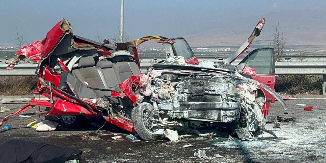 Otomobil tıra arkadan çarptı: 2 ölü, 3 yaralı