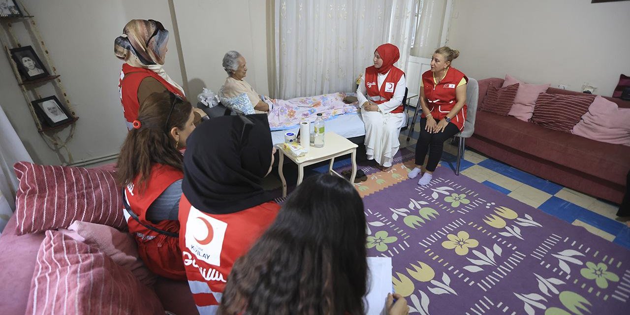 Kızılay gönüllüleri yaşlı ve engellilerin yalnızlığını paylaşıyor