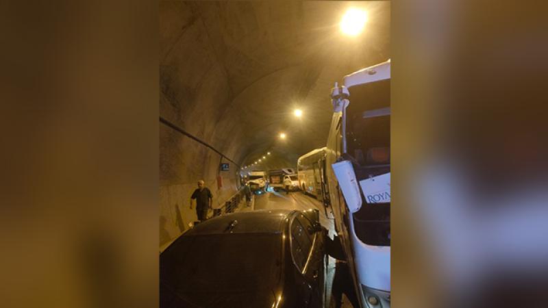 8 araç birbirine girdi! Çok sayıda yaralı var