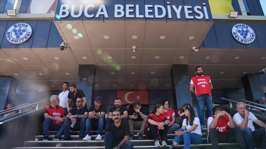 Belediye çalışanları iş bırakma eylemlerini sürdürdü!