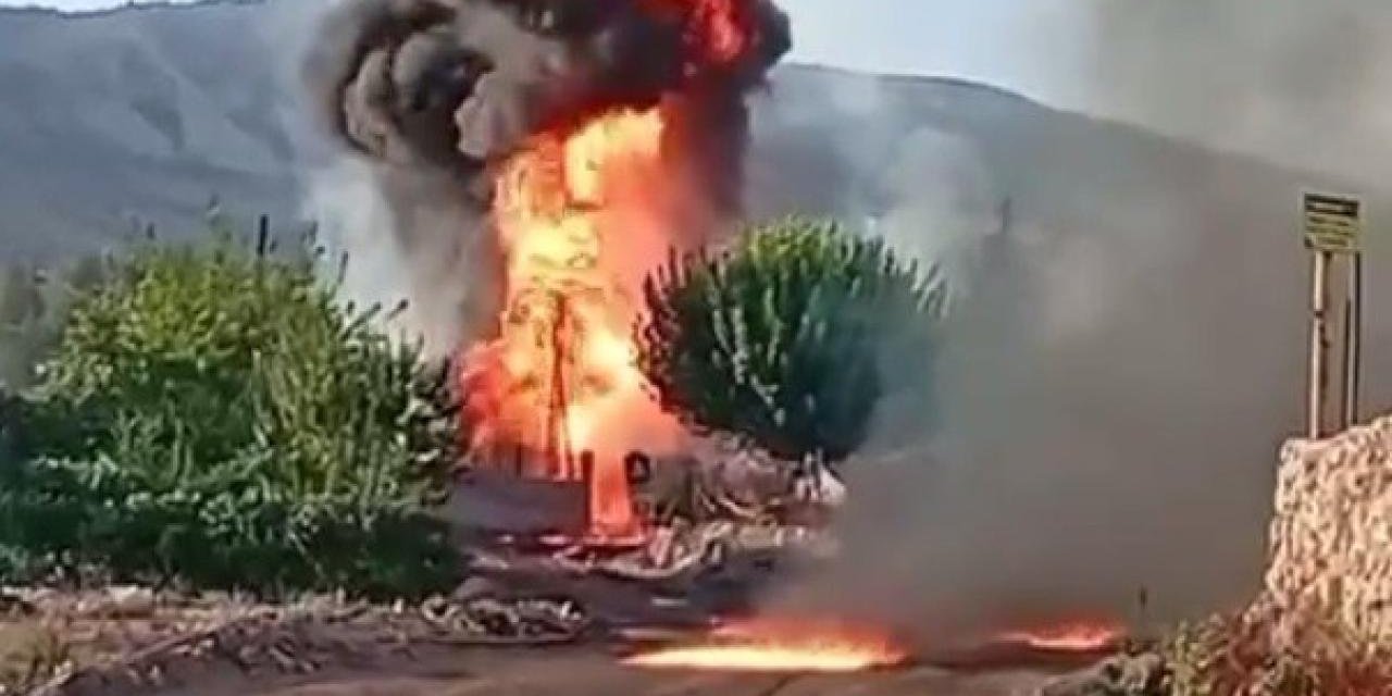 Yol çalışmasında hasar gören petrol borusu alev aldı