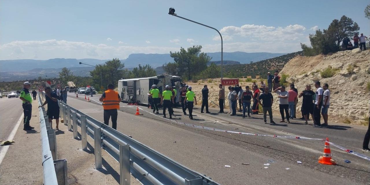 Otobüs ile kamyon birbirine girdi! Ölü ve yaralılar var