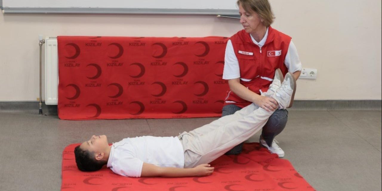 Türk Kızılay okullar için ilk yardım rehberi hazırladı